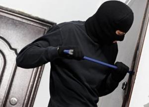 Воры ограбили квартиру в Одессе и вылезли в окно прямо к полицейским