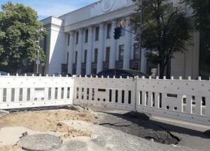 Возле Верховной Рады провалился асфальт (фото)