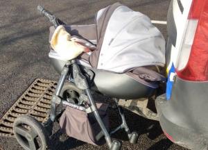 Под Запорожьем водитель сбил коляску с ребенком на "зебре" (видео)