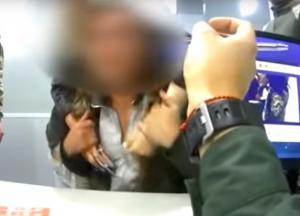 В аэропорту «Борисполь» агрессивный неплательщик алиментов бросался на пограничников (видео)