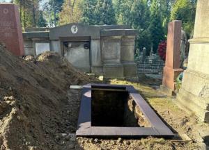 У Львові провели в останню путь Андрія Парубія, але саме погребіння залишилось утаємниченим (відео)