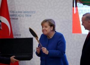Меркель удивила реакцией на подарок Эрдогана (фото)