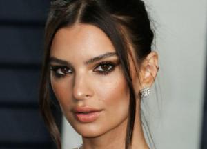 Эмили Ратаковски позировала в дерзком купальнике с декольте до талии (фото)