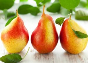 Врачи рассказали, кому вредно есть груши