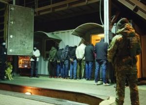 Пограничники задержали группу нелегальных мигрантов в Черноморском порту