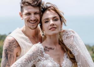 Украинская певица снялась топлес, сидя на руках у мужа (фото)