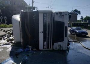 ДТП в Днепре: перевернулась фура с пивом (видео)