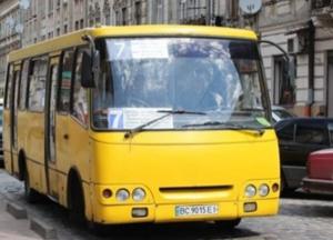 Во Львове пенсионерка сломала руку в маршрутке