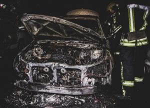 В Киеве во дворе жилого дома сгорели три автомобиля (фото, видео)
