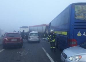 Под Одессой столкнулись 11 автомобилей, есть погибший (видео)
