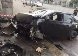 В Харькове машина на скорости протаранила мэрию (фото)