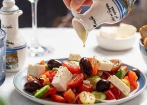 Диетолог назвала полезные заправки для салатов