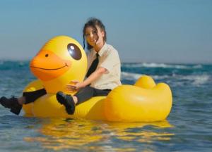 ​Группа JULINOZA призывает всех идти в отпуск и слушать их новый трек «Филалабапа» 