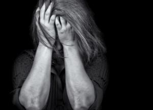 Удерживал в машине и дважды изнасиловал: в Сумах мужчина издевался над 18-летней девушкой