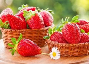 Врачи рассказали, кому противопоказана клубника