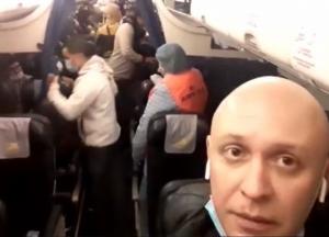 "Пассажиры пили жаропонижающее": активист в прямом эфире показал, как в Киеве проверяют самолет из Италии (видео)