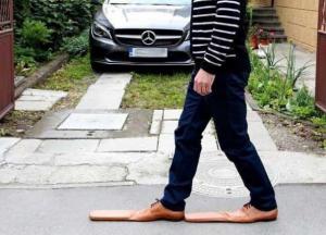 В Румынии начали выпуск "карантинной" обуви 75-го размера (фото)
