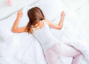 Медики назвали позу для сна, которая опасна для здоровья