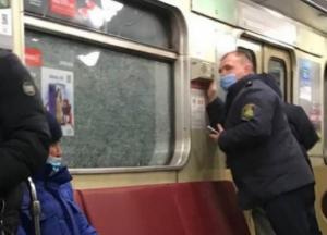 В Киеве вандалы разбили окна в поездах метро (фото)