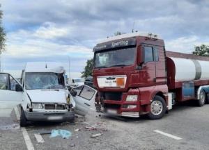 Под Киевом столкнулись грузовик и микроавтобус, пострадали пять человек