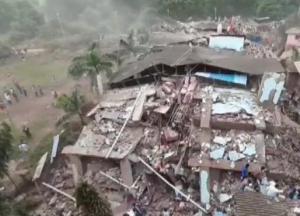 В Индии обрушился пятиэтажный дом, под завалами - полсотни людей