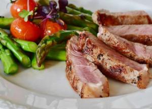 Диетологи рассказали, кому полезно есть свинину