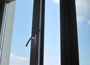 В Запорожье мать с дочерью выпрыгнули из окна многоэтажки