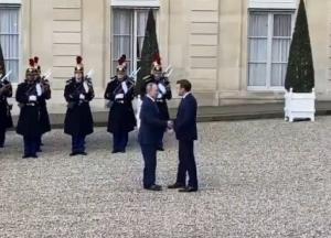 В сети высмеяли хромого Путина в Париже (видео)