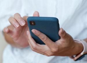 Ученые рассказали, сколько опасных бактерий живут на смартфоне