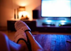 Почему нельзя спать перед телевизором — ответ ученых