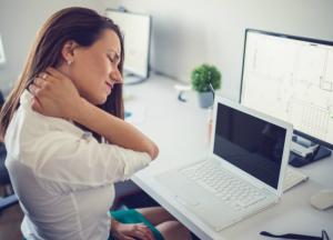 Как избежать синдрома «компьютерной шеи»: советы невролога