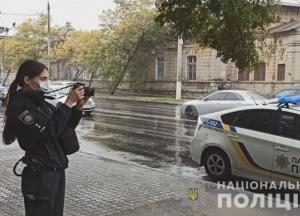 В Одессе иностранец на остановке изрезал девушку и мужчину (видео)
