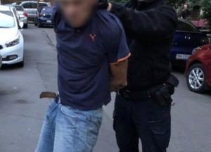  В Одессе мужчина в неадекватном состоянии крушил припаркованные автомобили 