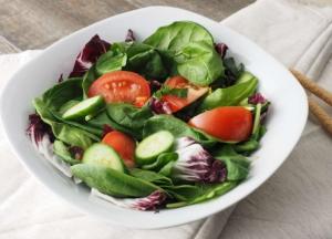 Диетологи объяснили, почему еда на тарелке должна быть разноцветной