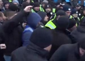 Протестующие под Радой напали на нардепа от "Слуги народа" (видео)