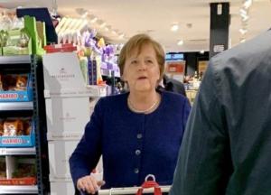  Меркель без маски пришла в супермаркет за вином и туалетной бумагой (фото)