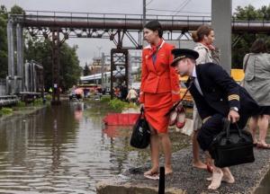 "Пассажиры крестятся, машины тонут": в крупнейшем аэропорту Москвы произошло ЧП
