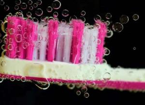 Стоматологи назвали главные ошибки при чистке зубов