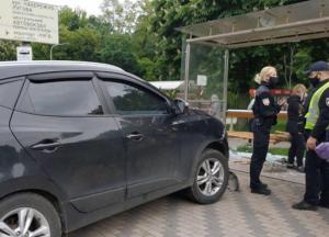 В Киеве автомобиль на скорости врезался в остановку (фото)