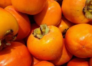 Диетологи рассказали о пользе и вреде хурмы 