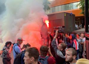 У здания NewsOne протестующие жгут файеры и бросают петарды (видео, фото)