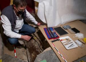 Археологов озадачил древний саркофаг девочки, найденный в дворце в Испании (фото)