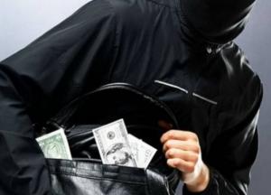 В Одессе грабители заставили мужчину отдать деньги, угрожая изнасилованием жены