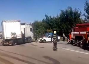 Под Харьковом грузовик "припечатал" легковушку (видео)