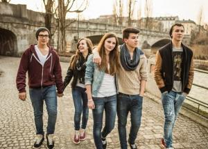 Доверяют своим мамам, нервничают, но не курят: как живется украинским подросткам