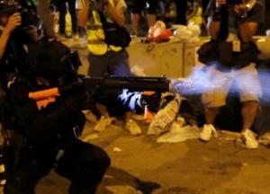 Молниеносно и агрессивно: в Гонконге полиция взяла штурмом здание парламента (фото, видео)