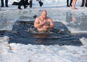 Врачи рассказали, кому не следует купаться на Крещение