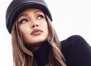 Супермодель снялась топлес для новогоднего календаря (фото)