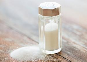 Медики рассказали, сколько соли в день не вредно съедать для здоровья