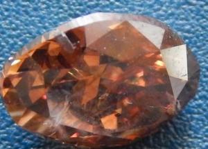 На таможне перехватили посылку с контрабандными бриллиантами (фото)